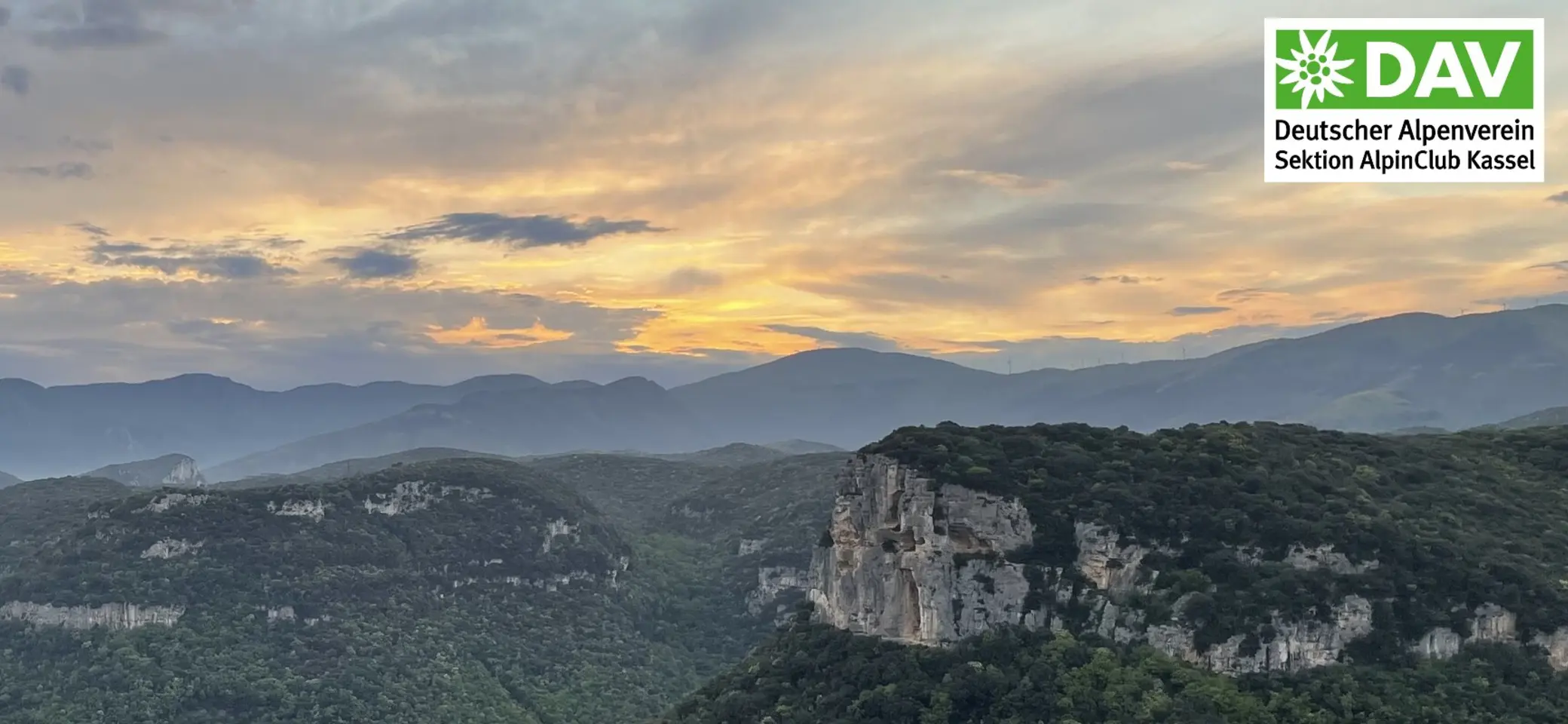 Ausblick auf Felsen in Finale Ligure mit Sektionslogo | © DAV AlpinClub Kassel