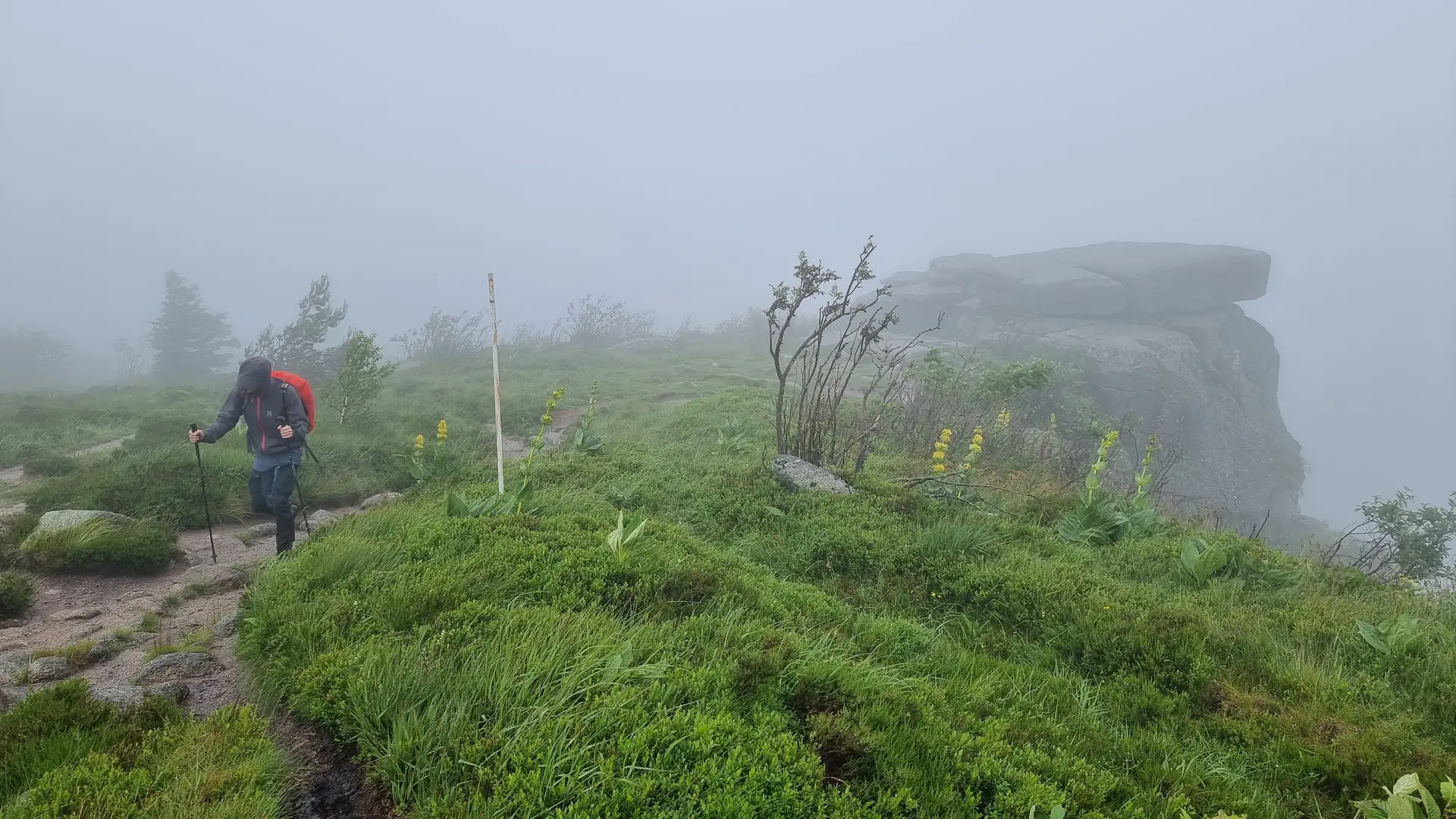 Wanderer in felsiger Gegend im Sturm | © DAV AlpinClub Kassel