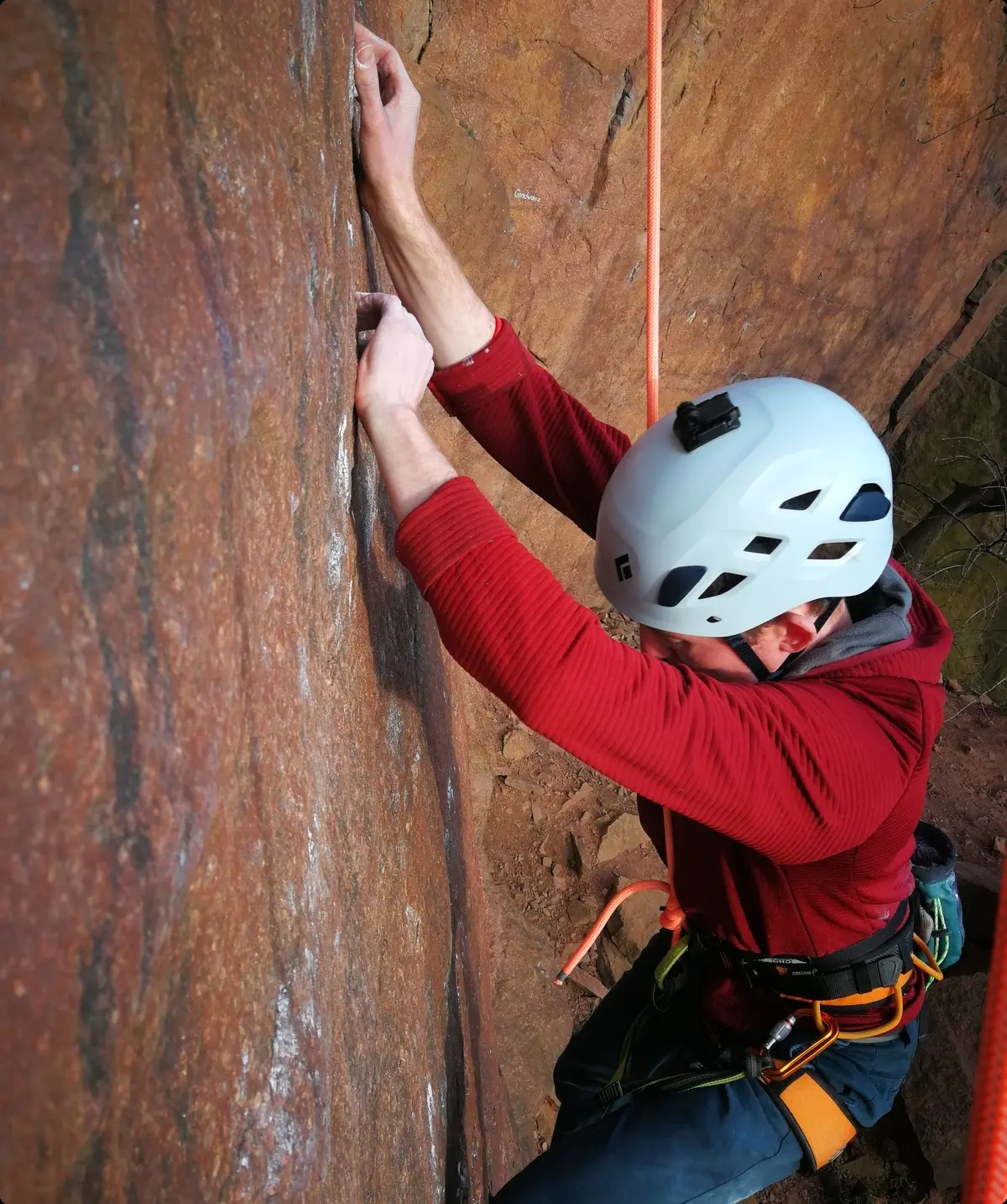 Kletterer mit Helm am Fels | © DAV AlpinClub Kassel
