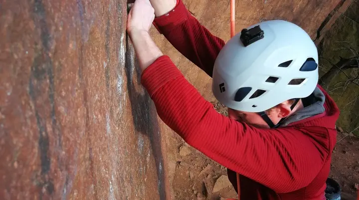 Kletterer mit Helm am Fels | © DAV AlpinClub Kassel