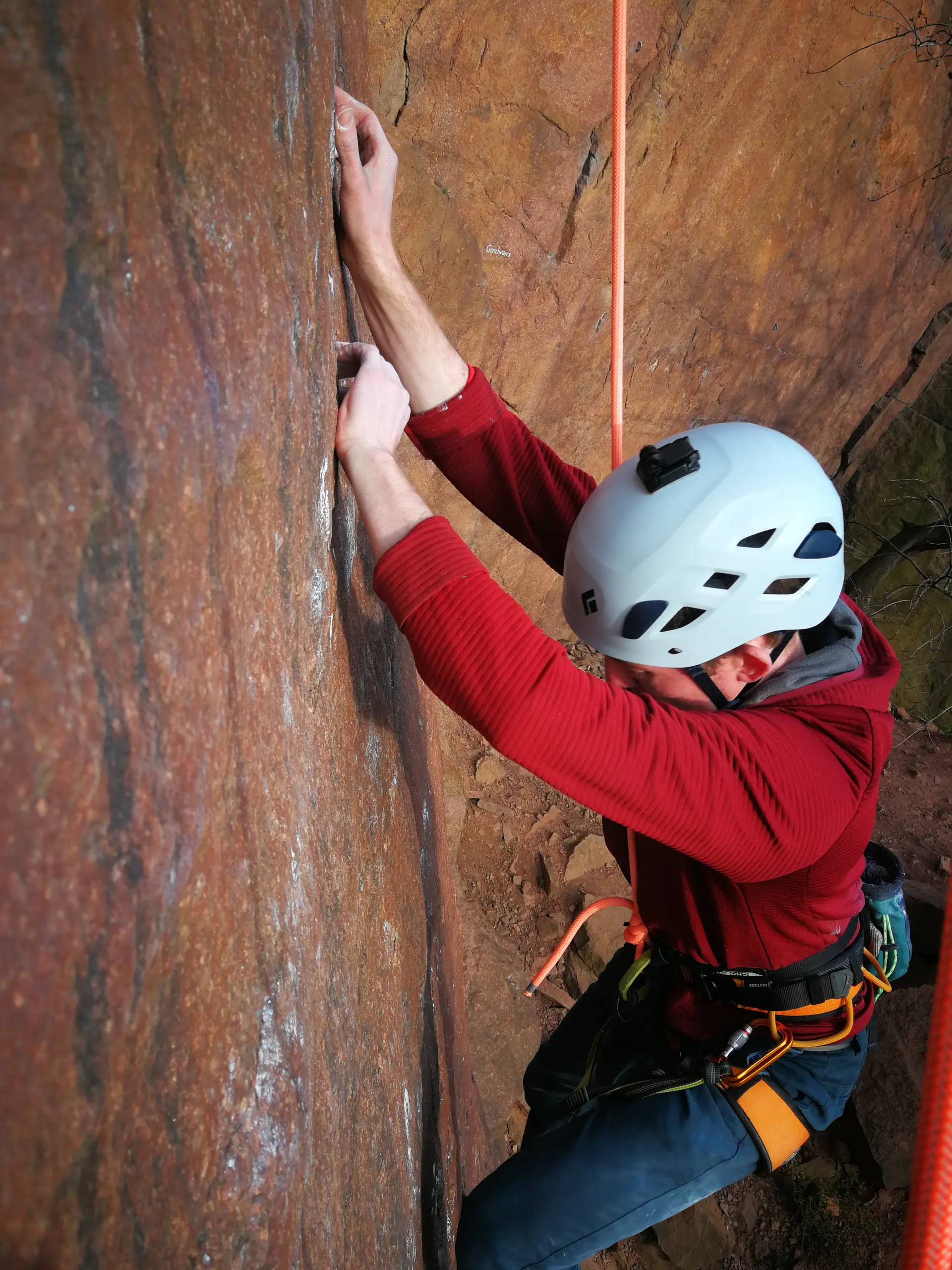 Kletterer mit Helm am Fels | © DAV AlpinClub Kassel