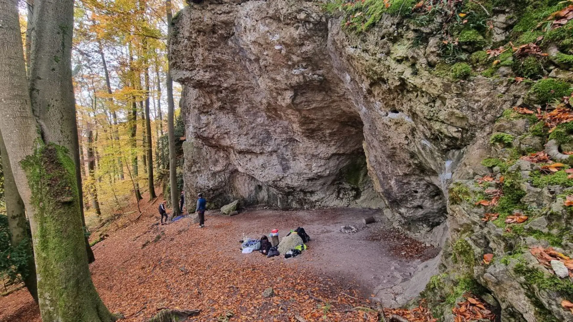 Kletternde beim Vorbereiten am Fels | © DAV AlpinClub Kassel